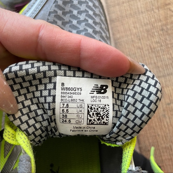 EUC New Balance 860 sz 8 - Picture 4 of 5